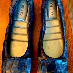 me too black flats with abstract bow